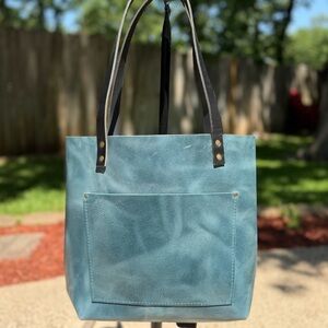 Portland Leather Medium Classic Tote in Cowboy Jeans 🤍💙